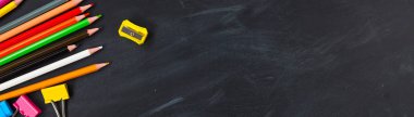 Okul için kavram. Okul blackboard arka planda, dershanede - kalem, defter, makas, tebeşir, işaretçileri için aksesuar malzemeleri. Alan üst görünüm Kopyala
