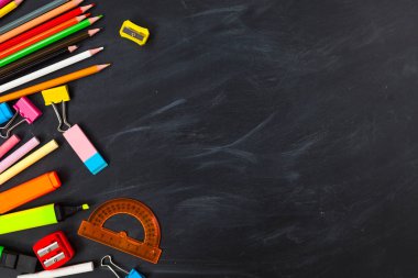 Okul için kavram. Okul blackboard arka planda, dershanede - kalem, defter, makas, tebeşir, işaretçileri için aksesuar malzemeleri. Alan üst görünüm Kopyala