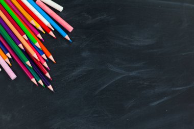 Geri okul kavramı. Blackboard arka plan üzerinde renkli kalemler. Yakın çekim, yat, uzay, üstten görünüm Kopyala, 