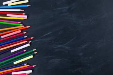Geri okul kavramı. Blackboard arka plan üzerinde renkli kalemler. Yakın çekim, yat, uzay, üstten görünüm Kopyala, 