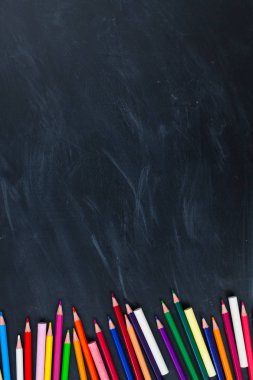 Geri okul kavramı. Blackboard arka plan üzerinde renkli kalemler. Yakın çekim, yat, uzay, üstten görünüm Kopyala, 