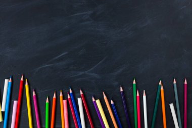 Geri okul kavramı. Blackboard arka plan üzerinde renkli kalemler. Yakın çekim, yat, uzay, üstten görünüm Kopyala, 