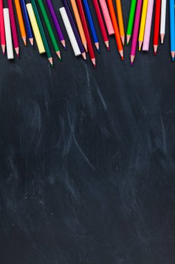 Geri okul kavramı. Blackboard arka plan üzerinde renkli kalemler. Yakın çekim, yat, uzay, üstten görünüm Kopyala, 