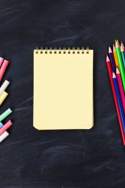 Okul için kavram. Okul blackboard arka planda, dershanede - kalem, defter, makas, tebeşir, işaretçileri için aksesuar malzemeleri. Alan üst görünüm Kopyala