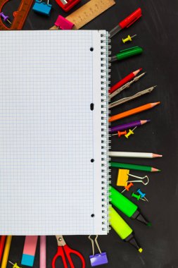 Okul için kavram. Okul blackboard arka planda, dershanede - kalem, defter, makas, tebeşir, işaretçileri için aksesuar malzemeleri. Alan üst görünüm Kopyala