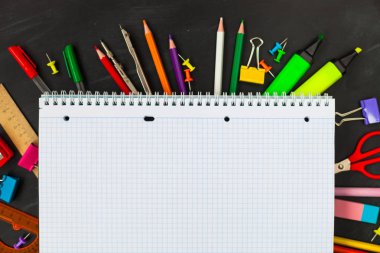 Okul için kavram. Okul blackboard arka planda, dershanede - kalem, defter, makas, tebeşir, işaretçileri için aksesuar malzemeleri. Alan üst görünüm Kopyala