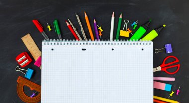 Okul için kavram. Okul blackboard arka planda, dershanede - kalem, defter, makas, tebeşir, işaretçileri için aksesuar malzemeleri. Alan üst görünüm Kopyala