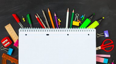 Okul için kavram. Okul blackboard arka planda, dershanede - kalem, defter, makas, tebeşir, işaretçileri için aksesuar malzemeleri. Alan üst görünüm Kopyala