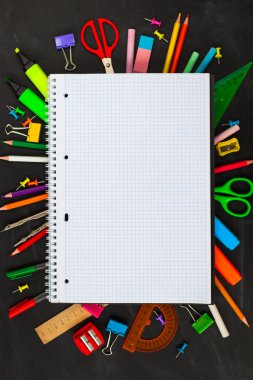 Okul için kavram. Okul blackboard arka planda, dershanede - kalem, defter, makas, tebeşir, işaretçileri için aksesuar malzemeleri. Alan üst görünüm Kopyala