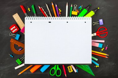 Okul için kavram. Okul blackboard arka planda, dershanede - kalem, defter, makas, tebeşir, işaretçileri için aksesuar malzemeleri. Alan üst görünüm Kopyala