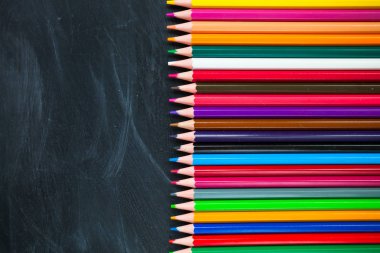 Geri okul kavramı. Blackboard arka plan üzerinde renkli kalemler. Yakın çekim, yat, uzay, üstten görünüm Kopyala, 