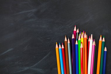 Geri okul kavramı. Blackboard arka plan üzerinde renkli kalemler. Yakın çekim, yat, uzay, üstten görünüm Kopyala, 