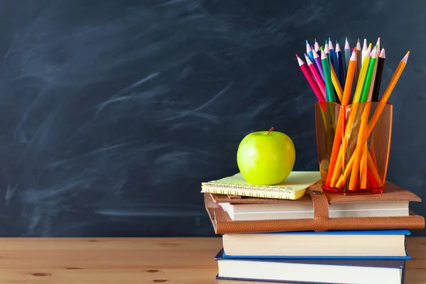 Vuelta Escuela Cocept Bodegón Con Libros Escolares Lápices Manzana Sobre — Foto de Stock