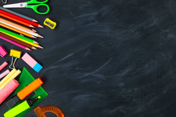 Okul için kavram. Okul blackboard arka planda, dershanede - kalem, defter, makas, tebeşir, işaretçileri için aksesuar malzemeleri. Alan üst görünüm Kopyala