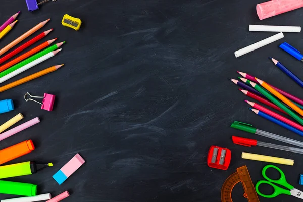 Concepto Regreso Escuela Material Escolar Sobre Fondo Pizarra Accesorios Para —  Fotos de Stock