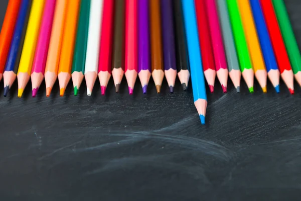 Concepto Regreso Escuela Lápices Colores Sobre Fondo Pizarra Primer Plano —  Fotos de Stock