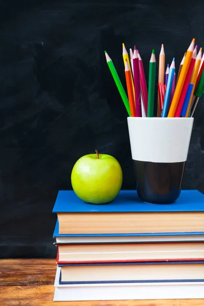 Vuelta Escuela Cocept Bodegón Con Libros Escolares Lápices Manzana Sobre —  Fotos de Stock