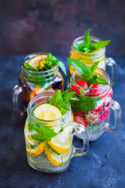 Yaz meyve ve çilek karanlık beton zemin üzerine taze limonata