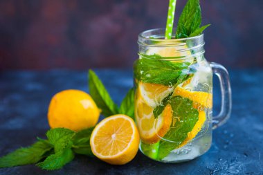 Yaz meyve ve çilek karanlık beton zemin üzerine taze limonata