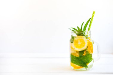 Yaz meyve ve çilek beyaz zemin üzerine taze limonata