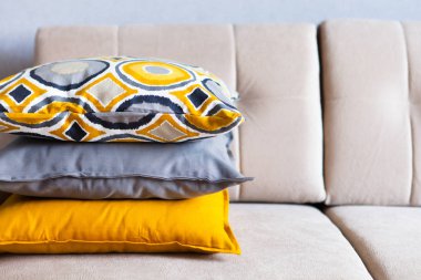 Bej kumaş koltuk, ev konfor ve rahat, kavramı üzerinde çok renkli yastıklar yer, yakın çekim kopyalama