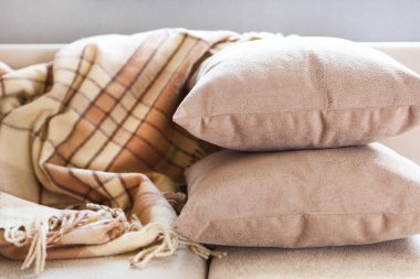 Minderler ve ekose bej kanepe üzerinde kopya alanı ile kapatın. Tatlı ev ve rahat kavramı. Kapalı