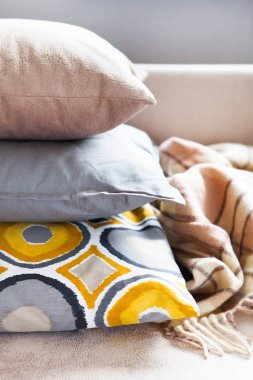 Minderler ve ekose bej kanepe üzerinde kopya alanı ile kapatın. Tatlı ev ve rahat kavramı. Kapalı