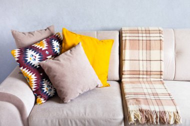 Minderler ve ekose bej kanepe üzerinde kopya alanı ile kapatın. Tatlı ev ve rahat kavramı. Kapalı