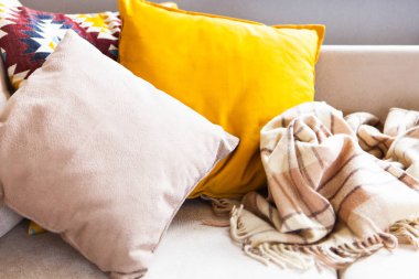 Minderler ve ekose bej kanepe üzerinde kopya alanı ile kapatın. Tatlı ev ve rahat kavramı. Kapalı