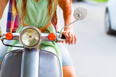 Genç mutlu çift şapka giymiş sokakta vintage bir scooter sürme seviyorum. Tatil ve seyahat kavramı