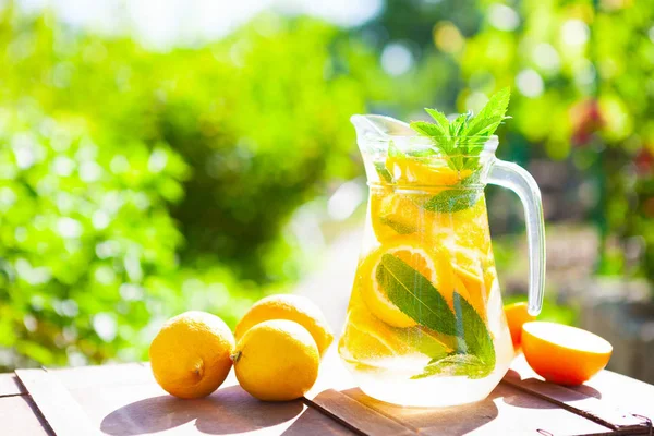 Bevande Fresche Estive Limonata Ghiaccio Nella Brocca Limoni Arancia Con — Foto Stock