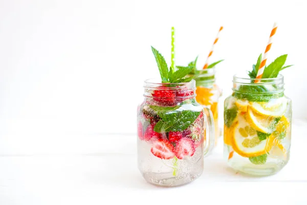 Limonada Fresca Con Frutas Bayas Verano Sobre Fondo Blanco — Foto de Stock