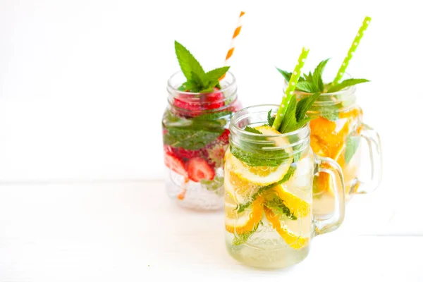 Limonada Fresca Con Frutas Bayas Verano Sobre Fondo Blanco — Foto de Stock