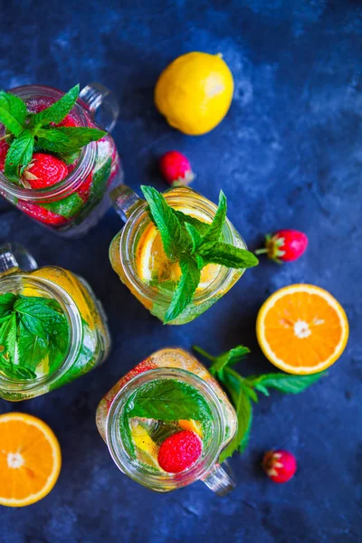 Färsk Saft Med Sommaren Frukter Och Bär Mörka Konkreta Bakgrund — Stockfoto