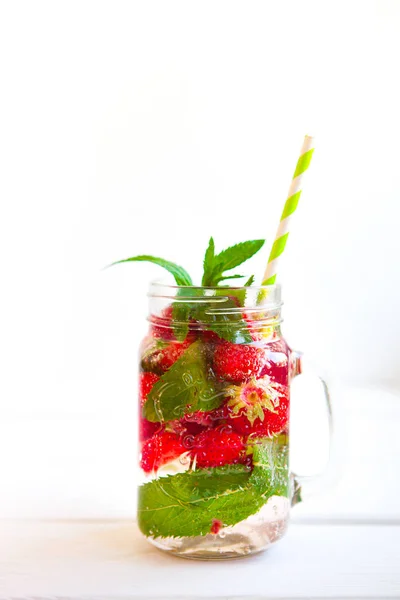 Citronnade Fraîche Aux Fruits Été Baies Sur Fond Blanc — Photo