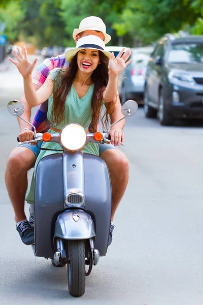 Jovem Casal Feliz Amor Montando Uma Scooter Vintage Rua Usando — Fotografia de Stock