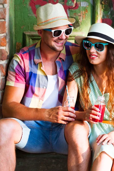 Счастливая Улыбающаяся Пара Солнцезащитных Очках Шляпе Гитарным Питьевым Соком Проводит — стоковое фото