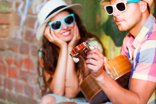 Happy Leende Par Solglasögon Och Hatt Med Gitarr Dricka Saft — Stockfoto