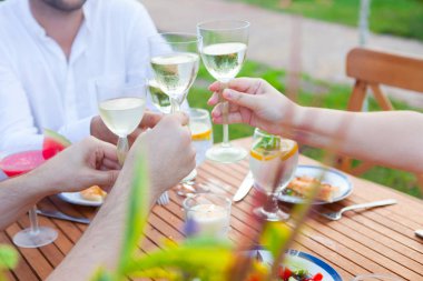 Aile açık yemek bahçede yaz gün batımında. Piknik yiyecek ve içecek konsepti