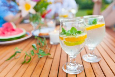 İki bardak limonata. Aile açık yemek bahçede yaz gün batımında. Piknik yiyecek ve içecek konsepti