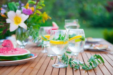 İki bardak limonata. Aile açık yemek bahçede yaz gün batımında. Piknik yiyecek ve içecek konsepti