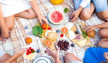 Yaz piknik sepeti İtalyan bahçede yeşil çimenlerin üzerinde. Yiyecek ve içecek konsepti. Arkadaşlar parti zamanı