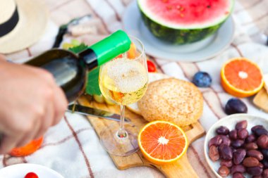 Yaz piknik sepeti İtalyan bahçede yeşil çimenlerin üzerinde. Yiyecek ve içecek konsepti. Arkadaşlar parti zamanı