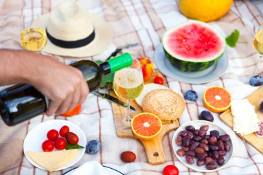 Yaz piknik sepeti İtalyan bahçede yeşil çimenlerin üzerinde. Yiyecek ve içecek konsepti. Arkadaşlar parti zamanı