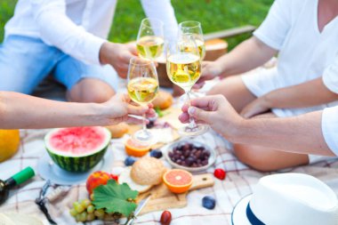 Yaz piknik sepeti İtalyan bahçede yeşil çimenlerin üzerinde. Yiyecek ve içecek konsepti. Arkadaşlar parti zamanı