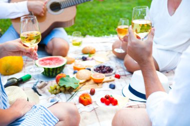 Yaz piknik sepeti İtalyan bahçede yeşil çimenlerin üzerinde. Yiyecek ve içecek konsepti. Arkadaşlar parti zamanı