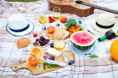 Yaz piknik sepeti İtalyan bahçede yeşil çimenlerin üzerinde. Yiyecek ve içecek konsepti. Arkadaşlar parti zamanı