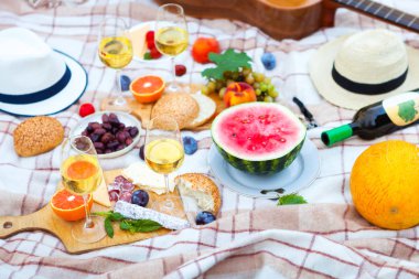 Yaz piknik sepeti İtalyan bahçede yeşil çimenlerin üzerinde. Yiyecek ve içecek konsepti. Arkadaşlar parti zamanı
