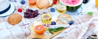 Yaz piknik sepeti İtalyan bahçede yeşil çimenlerin üzerinde. Yiyecek ve içecek konsepti. Arkadaşlar parti zamanı