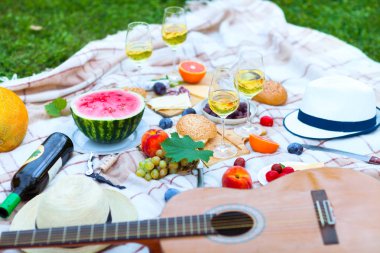 Yaz piknik sepeti İtalyan bahçede yeşil çimenlerin üzerinde. Yiyecek ve içecek konsepti. Arkadaşlar parti zamanı